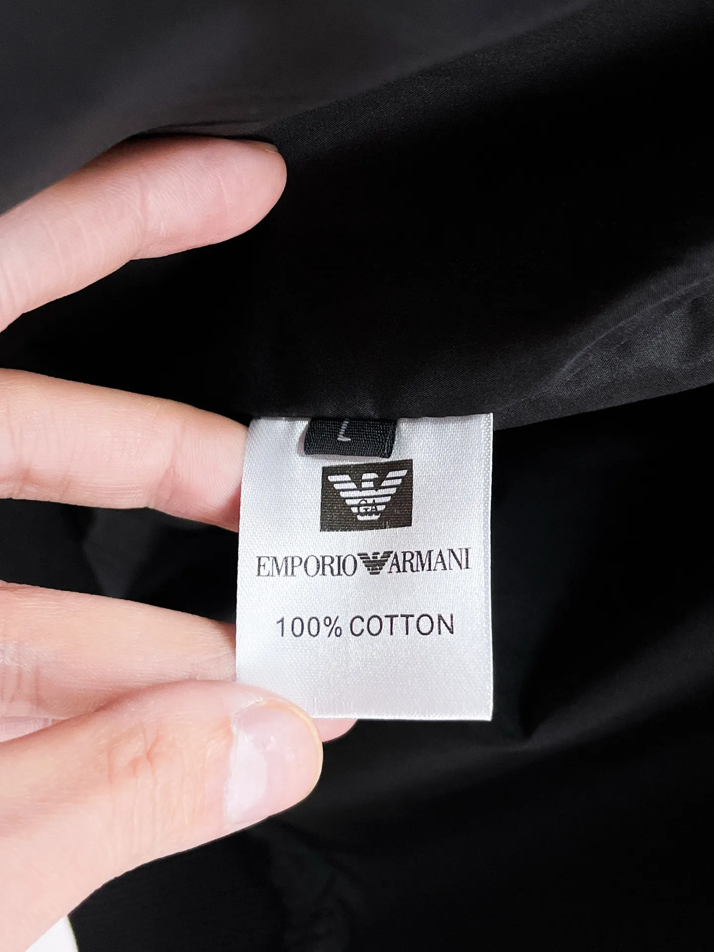 Armani official website Same Style, complete with three labels, on sale in advance. 2026 Autumn and Winter New Arrival men's jacket, Original with complete three labels, Premium version. Custom-made fabrics at the counter. Breathable, high comfort, impeccable details, brand element design concept, reflecting high quality. It feels delicate and soft, presents a casual cut, and has a great upper body shape. Sizes: M～3XL,
